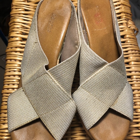 SONOMA LIFE + STYLE Gold criss-cross cork wedge S7 - Picture 1 of 8